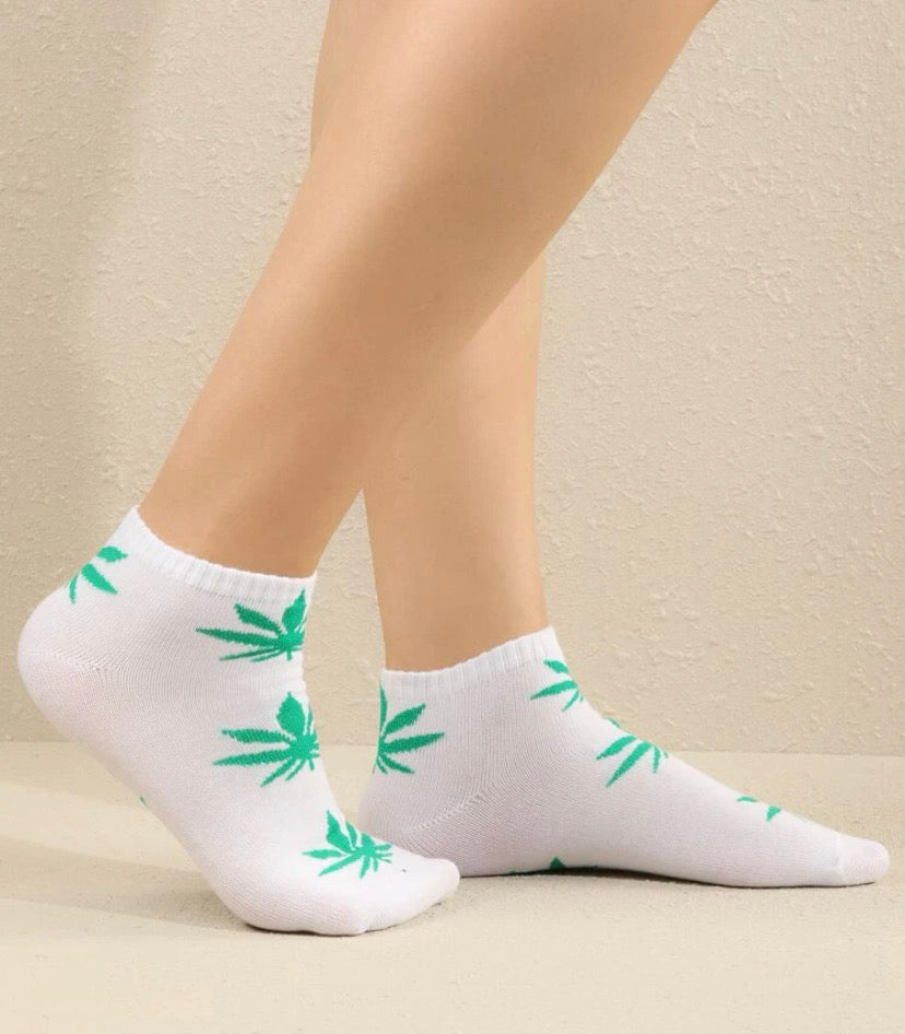 Calcetines con estampado de hojas de marihuana.
