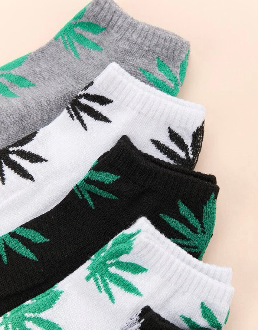 Calcetines con estampado de hojas de marihuana.